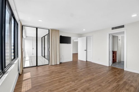 Condo in South Palm Beach, Florida, 1 bedroom № 2246097 - photo 22