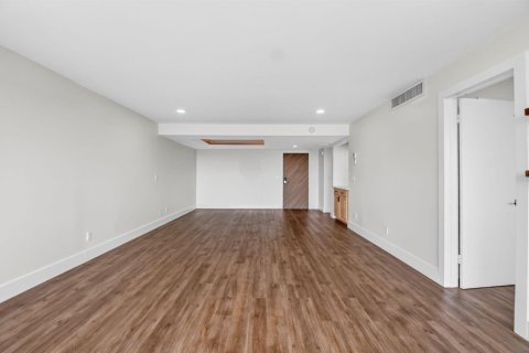 Condo in South Palm Beach, Florida, 1 bedroom № 2246097 - photo 8