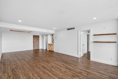 Condo in South Palm Beach, Florida, 1 bedroom № 2246097 - photo 9