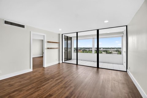 Condo in South Palm Beach, Florida, 1 bedroom № 2246097 - photo 7