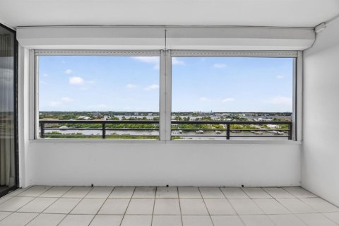 Condo in South Palm Beach, Florida, 1 bedroom № 2246097 - photo 30