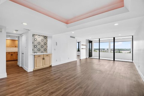 Condo in South Palm Beach, Florida, 1 bedroom № 2246097 - photo 4