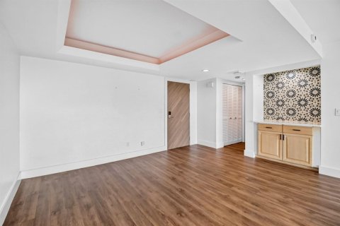 Condo in South Palm Beach, Florida, 1 bedroom № 2246097 - photo 6
