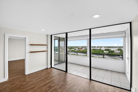 Condo in South Palm Beach, Florida, 1 bedroom № 2246097 - photo 10