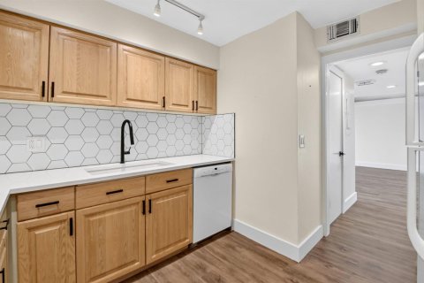 Condo in South Palm Beach, Florida, 1 bedroom № 2246097 - photo 17
