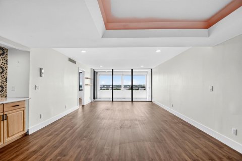 Condo in South Palm Beach, Florida, 1 bedroom № 2246097 - photo 5