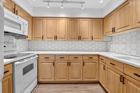 Condo in South Palm Beach, Florida, 1 bedroom № 2246097 - photo 15