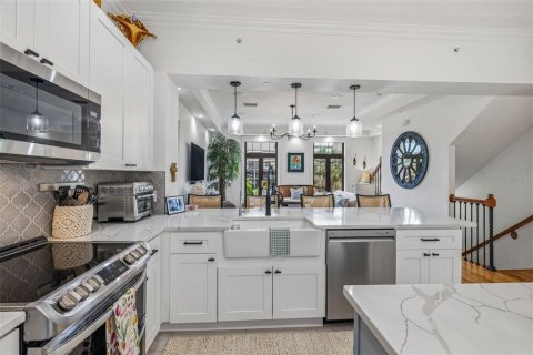 Adosado en venta en Tampa, Florida, 3 dormitorios, 200.2 m2 № 2096148 - foto 9