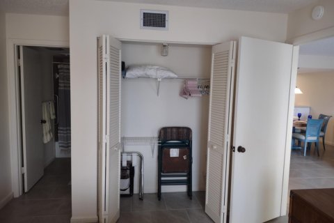 Condo in Hutchinson Island South, Florida, 2 bedrooms  № 2377390 - photo 17