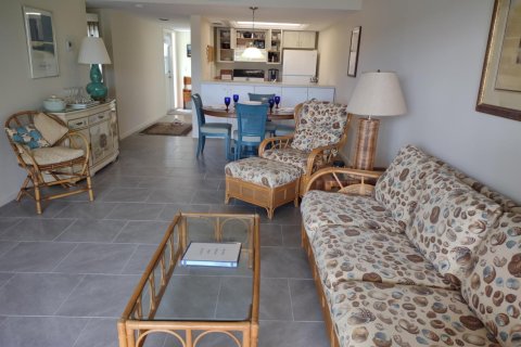 Condo in Hutchinson Island South, Florida, 2 bedrooms  № 2377390 - photo 8