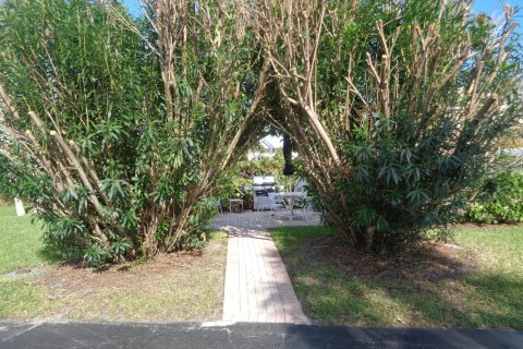 Condo in Hutchinson Island South, Florida, 2 bedrooms  № 2377390 - photo 28