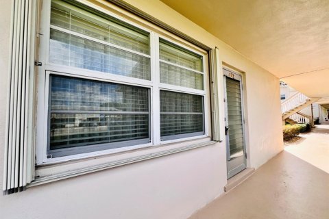 Condo in West Palm Beach, Florida, 2 bedrooms  № 2381655 - photo 12