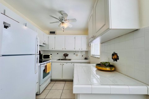 Condo in West Palm Beach, Florida, 2 bedrooms  № 2381655 - photo 4
