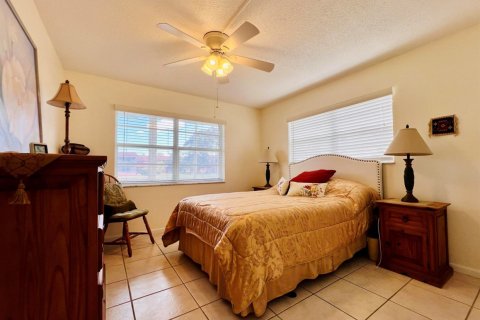 Condo in West Palm Beach, Florida, 2 bedrooms  № 2381655 - photo 8