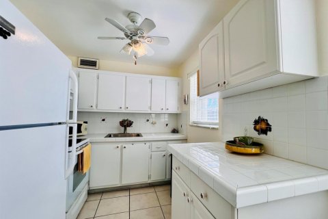 Condo in West Palm Beach, Florida, 2 bedrooms  № 2381655 - photo 3