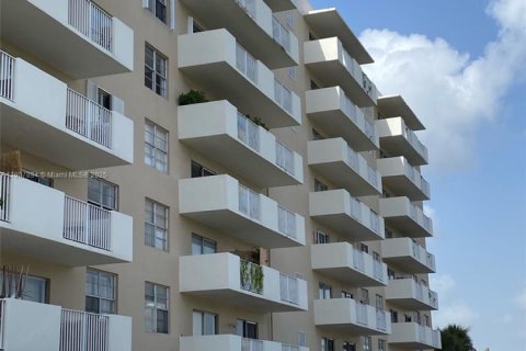 Copropriété à louer à North Bay Village, Floride: 49.33 m2 № 1972702 - photo 2