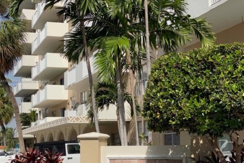 Copropriété à louer à North Bay Village, Floride: 49.33 m2 № 1972702 - photo 1