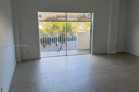 Condo in North Bay Village, Florida  № 1972702 - photo 16