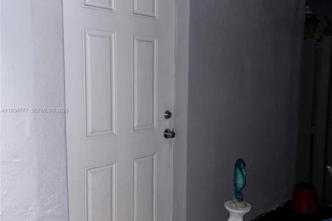 Commercial property in Hollywood, Florida 1 bedroom, 106.56 sq.m. № 1994770 - photo 3