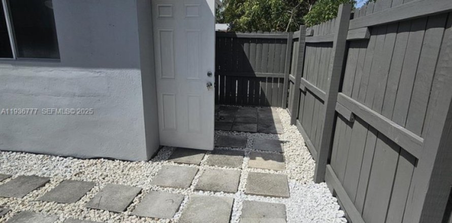 Commercial property in Hollywood, Florida 1 bedroom, 106.56 sq.m. № 1994770