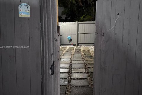 Commercial property in Hollywood, Florida 1 bedroom, 106.56 sq.m. № 1994770 - photo 8