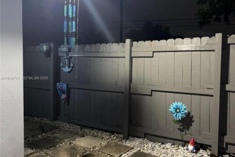 Commercial property in Hollywood, Florida 1 bedroom, 106.56 sq.m. № 1994770 - photo 7