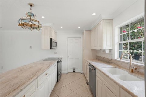 House in Saint Petersburg, Florida 3 bedrooms, 152.45 sq.m. № 2151030 - photo 5