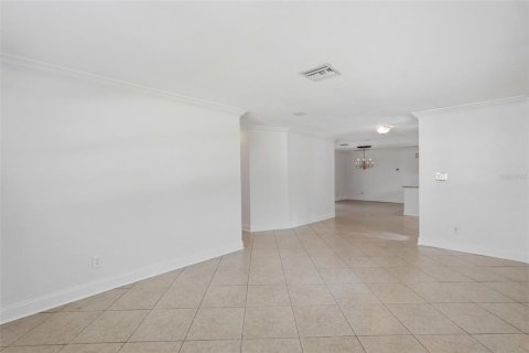 House in Saint Petersburg, Florida 3 bedrooms, 152.45 sq.m. № 2151030 - photo 4