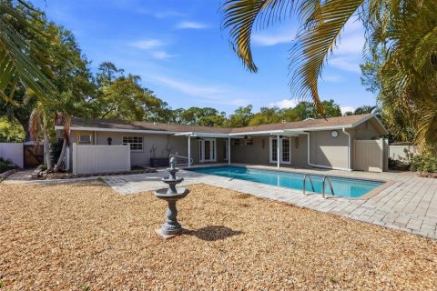 House in Saint Petersburg, Florida 3 bedrooms, 152.45 sq.m. № 2151030 - photo 2