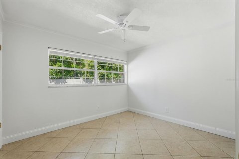 House in Saint Petersburg, Florida 3 bedrooms, 152.45 sq.m. № 2151030 - photo 12