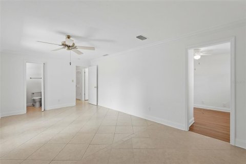 House in Saint Petersburg, Florida 3 bedrooms, 152.45 sq.m. № 2151030 - photo 15
