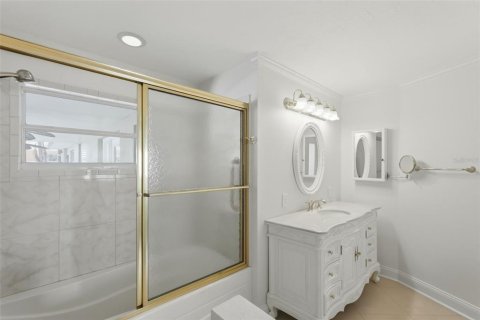 House in Saint Petersburg, Florida 3 bedrooms, 152.45 sq.m. № 2151030 - photo 18