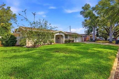 House in Saint Petersburg, Florida 3 bedrooms, 152.45 sq.m. № 2151030