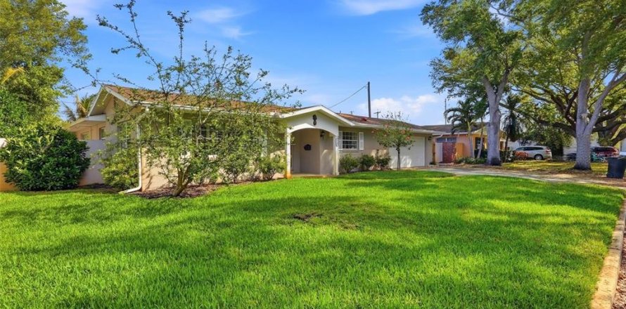 House in Saint Petersburg, Florida 3 bedrooms, 152.45 sq.m. № 2151030
