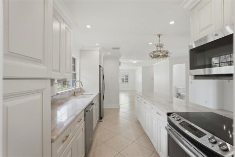 House in Saint Petersburg, Florida 3 bedrooms, 152.45 sq.m. № 2151030 - photo 7