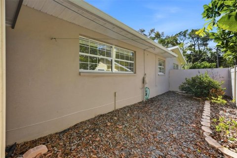 House in Saint Petersburg, Florida 3 bedrooms, 152.45 sq.m. № 2151030 - photo 30