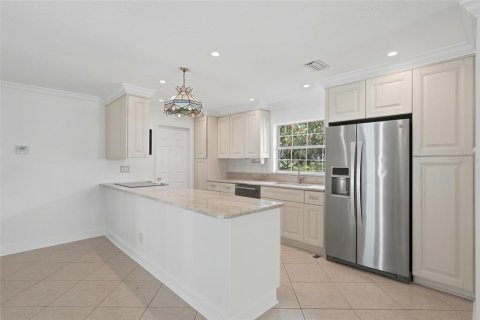 House in Saint Petersburg, Florida 3 bedrooms, 152.45 sq.m. № 2151030 - photo 6