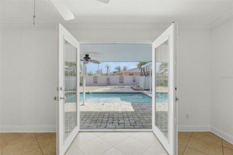 House in Saint Petersburg, Florida 3 bedrooms, 152.45 sq.m. № 2151030 - photo 27