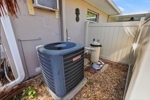House in Saint Petersburg, Florida 3 bedrooms, 152.45 sq.m. № 2151030 - photo 25