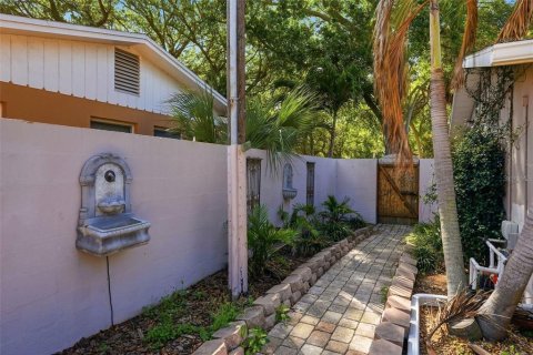 House in Saint Petersburg, Florida 3 bedrooms, 152.45 sq.m. № 2151030 - photo 28