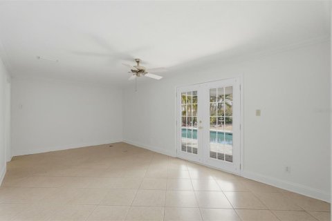 House in Saint Petersburg, Florida 3 bedrooms, 152.45 sq.m. № 2151030 - photo 14