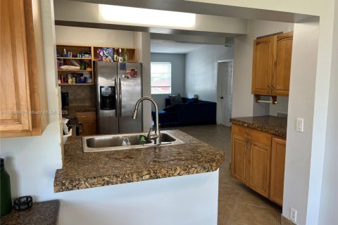 House in Pompano Beach, Florida 7 bedrooms, 155.61 sq.m. № 1952780 - photo 8