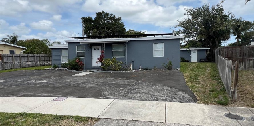 House in Pompano Beach, Florida 7 bedrooms, 155.61 sq.m. № 1952780