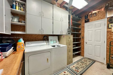 House in North Miami, Florida 3 bedrooms, 153.47 sq.m. № 1881555 - photo 20