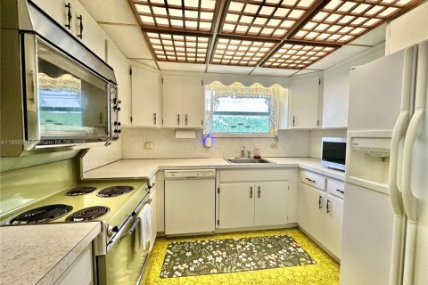 House in North Miami, Florida 3 bedrooms, 153.47 sq.m. № 1881555 - photo 6