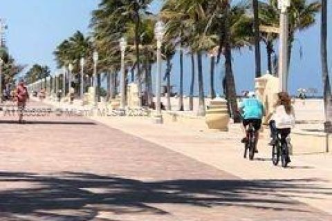 Condominio en venta en Hollywood, Florida, 2 dormitorios, 119.57 m2 № 1958014 - foto 1