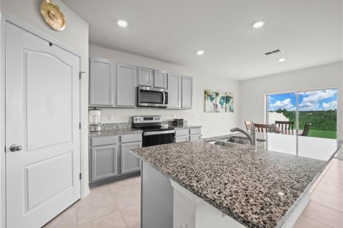 House in Lakeland, Florida 5 bedrooms, 250.46 sq.m. № 1811070 - photo 11