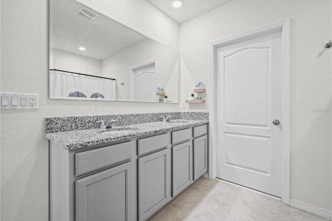 House in Lakeland, Florida 5 bedrooms, 250.46 sq.m. № 1811070 - photo 18