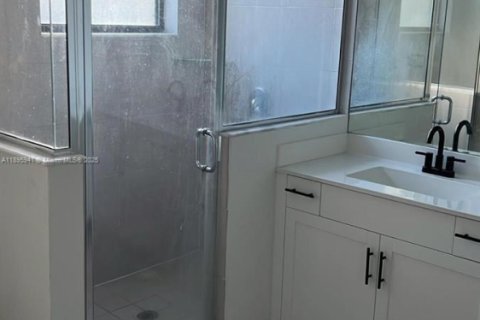 Снять в аренду таунхаус в Майами, Флорида 3 спальни, 133.87м2, № 1948289 - фото 2