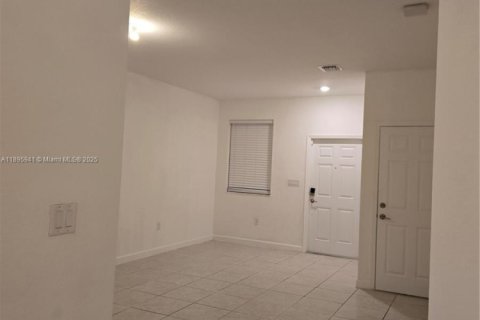 Снять в аренду таунхаус в Майами, Флорида 3 спальни, 133.87м2, № 1948289 - фото 13